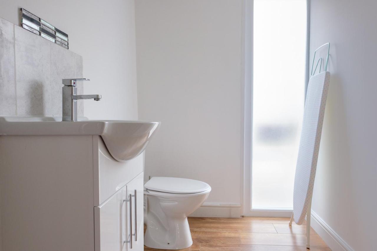Dickens Suite- Cozy Suite 15Min Close To Gatwick クローリー エクステリア 写真